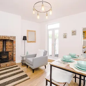  Holiday home Churton House